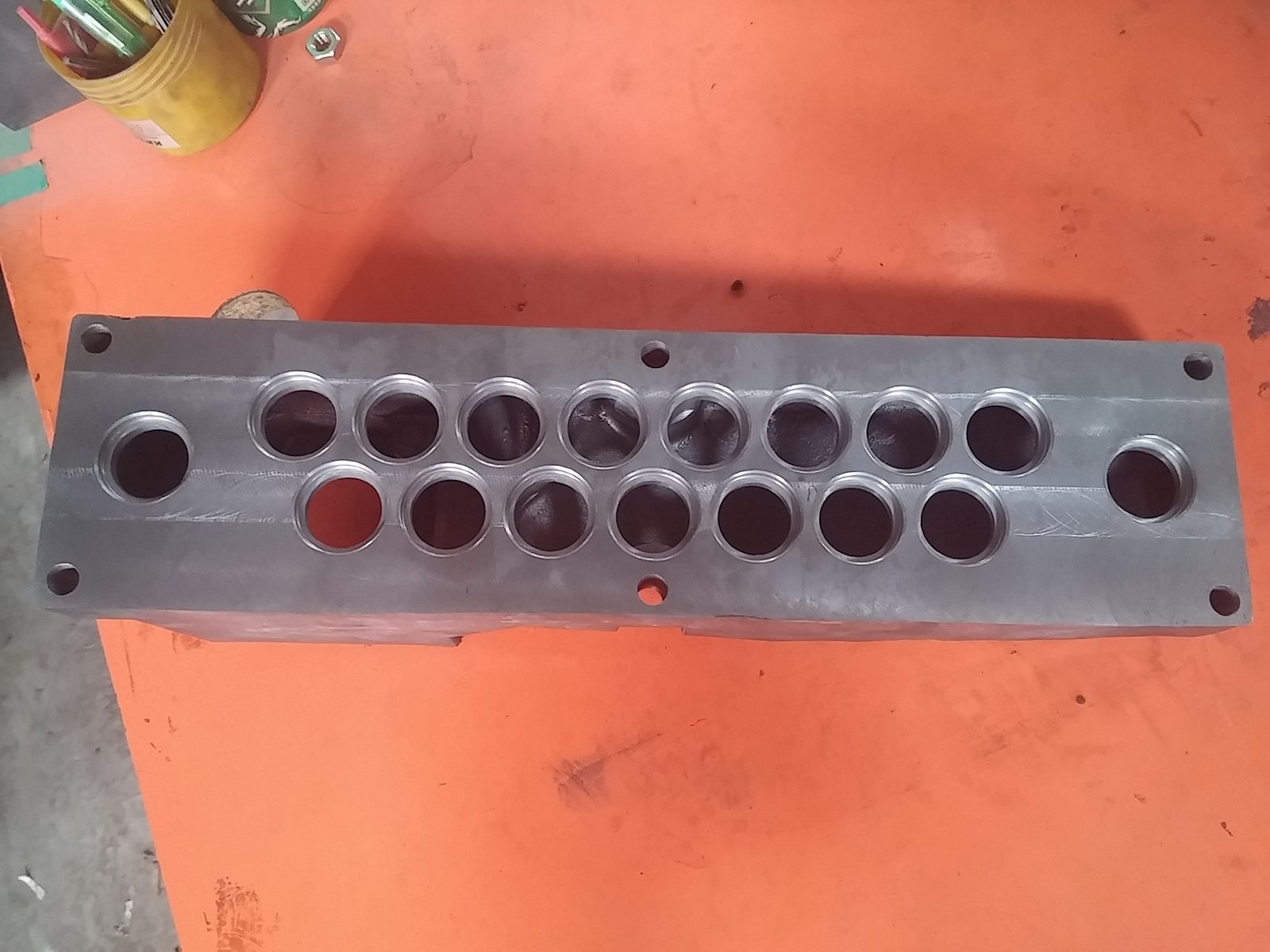 Hydraulic manifold top view 16+ bores